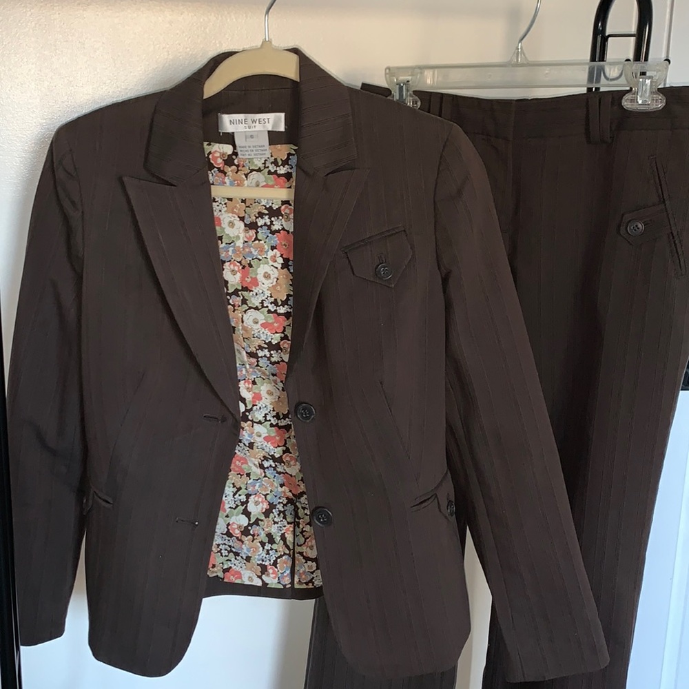 Nine West Pant suit, size 6, stretch material.